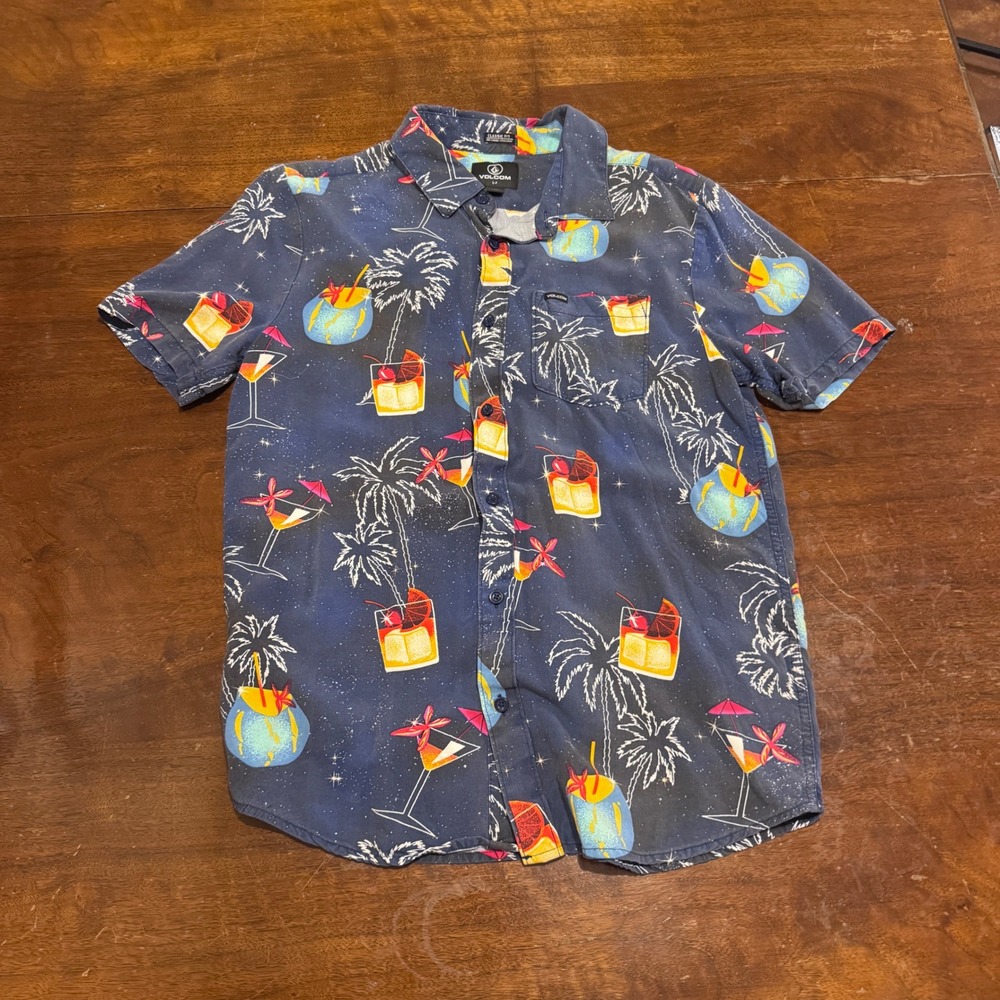 Volcom Hawaiian Button Up Shirt Small - Tropical Drinks Palm Trees Cosmic Vaca - Picture 2 of 8